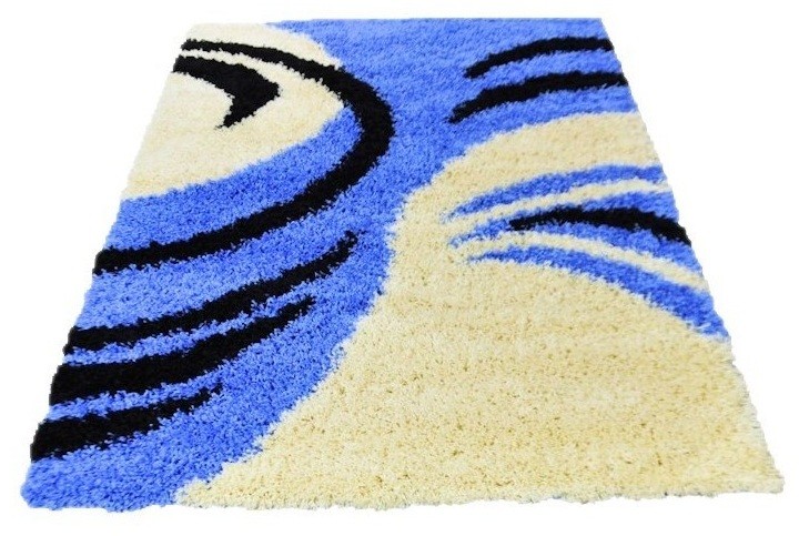Modrý koberec shaggy pazúriky