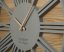Graue Wanduhr aus hochwertigem Holz