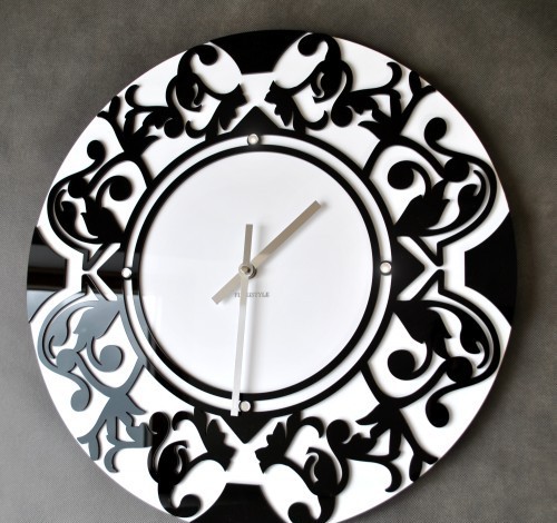 Kruhové dekorační hodiny bílé barvy