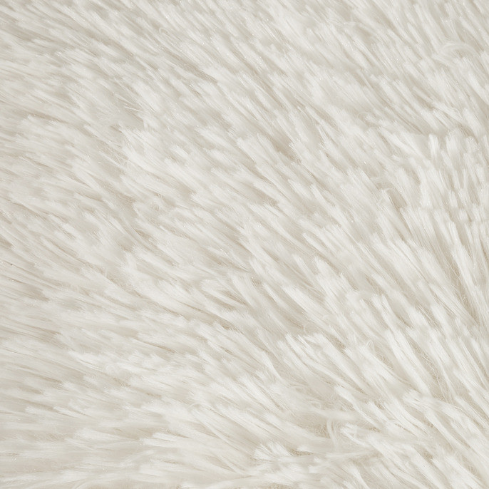 Pătură moale, păroasă, de culoare alb crem