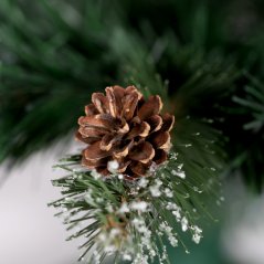 Коледна елха с борови шишарки, покрита със сняг 220 см