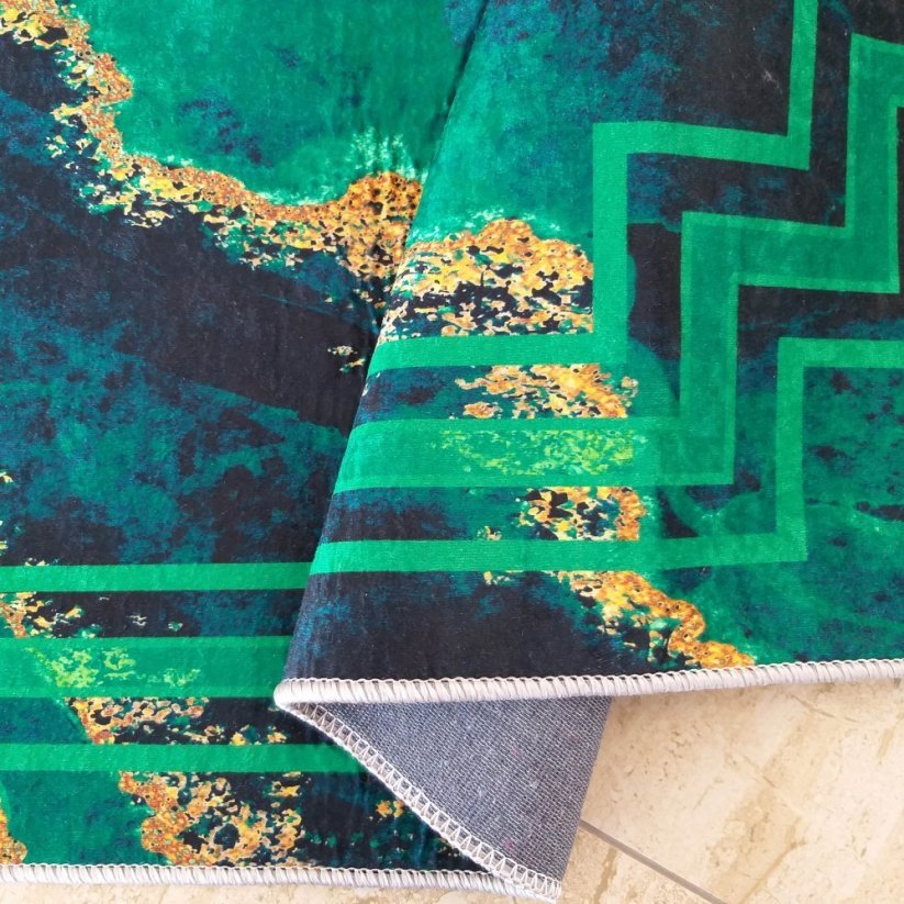 Protišmykový koberec zelenej farby so vzorom