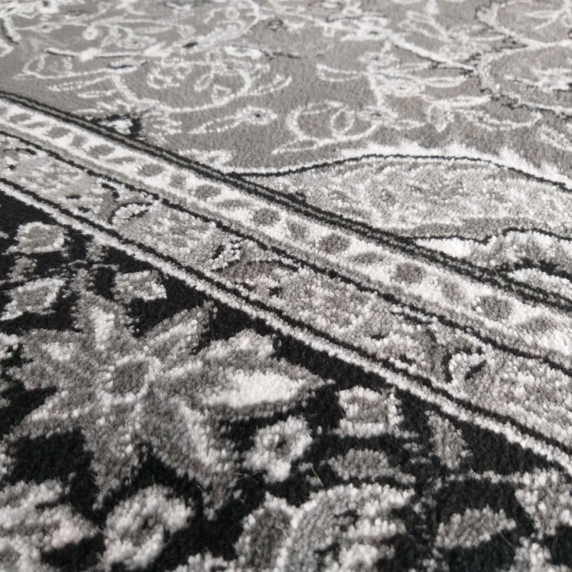 Šedý koberec s ornamenty mandala
