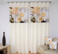 Cremefarbener Vorhang mit einer weißen Orchidee