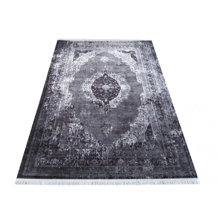 Sivý koberc so vzorom v orientálnom štýle