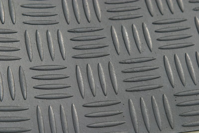 Gumová rohož na schody čiernej farby 76x26 cm