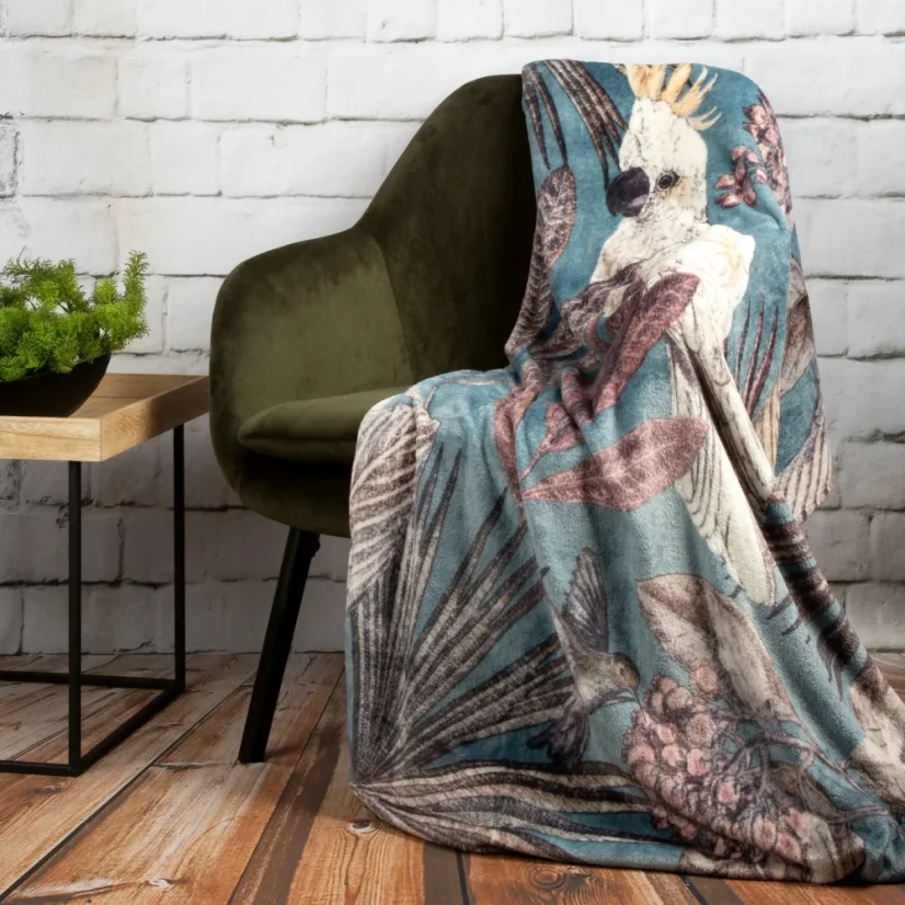 Kvalitná tyrkysová deka pokrytá potlačou exotických vtákov a kvetín 150 x 200 cm