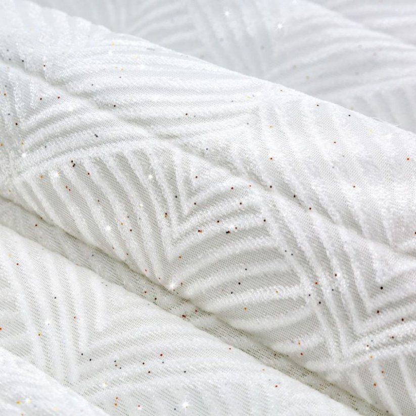 Biely dekoračný prehoz na posteľ s jemnými trblietkami