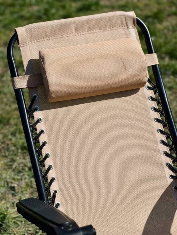 Záhradné ležadlo s držiakom na nápoje, béžové