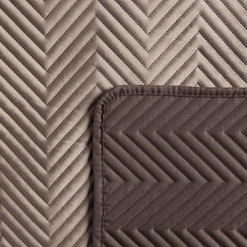 Hnedý obojstranný prehoz na posteľ s dekoračným prešívaním
