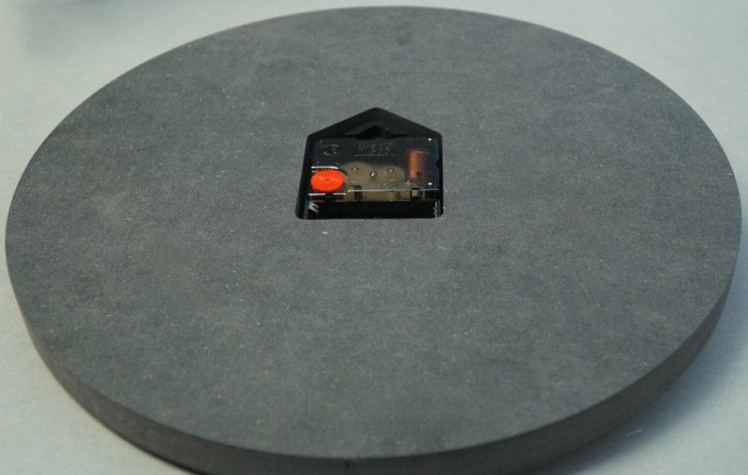 Temno siva stenska ura s premerom 30 cm