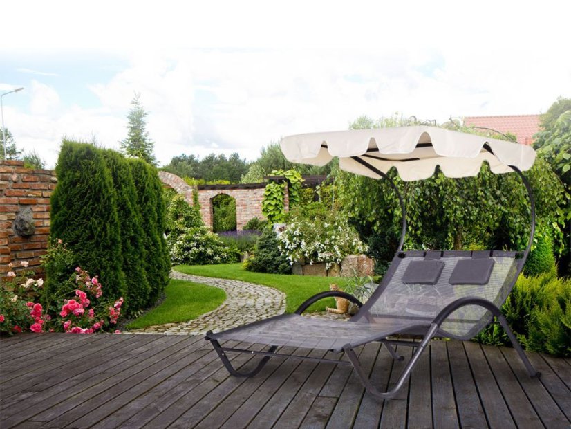 Kényelmes kerti napozóágy két személy számára, ernyővel