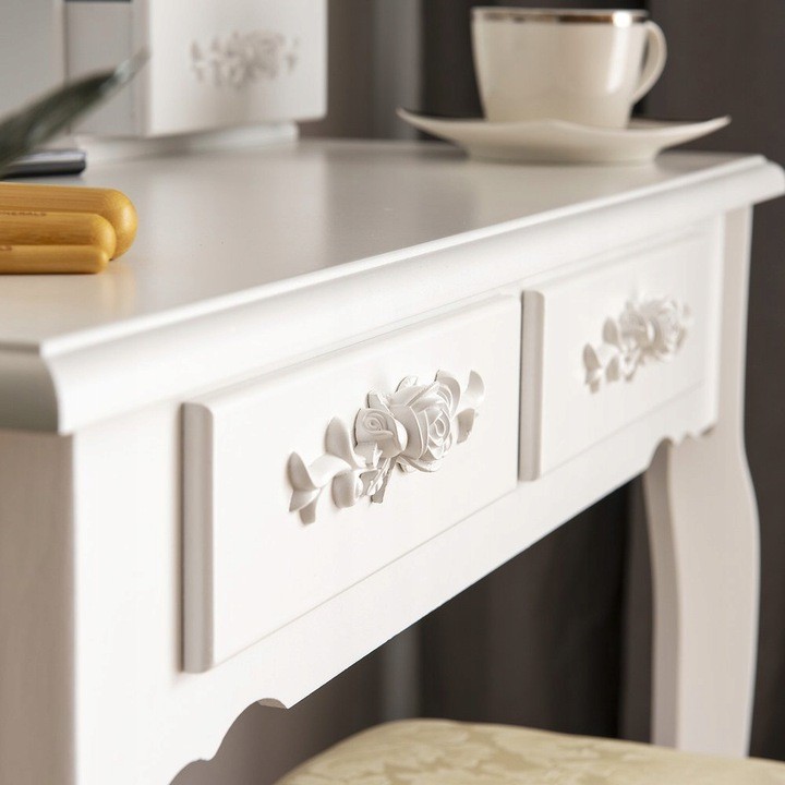 Elegantný biely toaletný stolík s veľkým zrkadlom a taburetkou