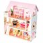 Drvena kućica u ružičastoj boji s lutkama