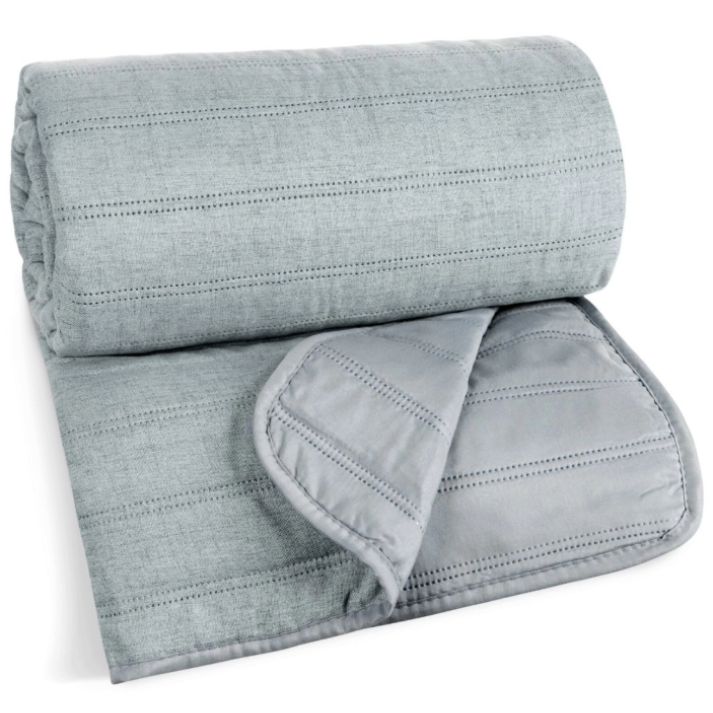 Prešito posteljno pregrinjalo z laneno teksturo - kovinsko modra