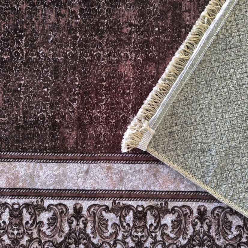Elegantný hnedý koberec s ornamentálnym lemom