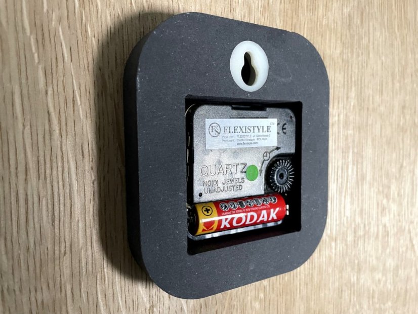 Stilvolle Wanduhr aus Holz 60 cm