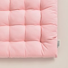 Světle růžový polštář na židli z umělé bavlny