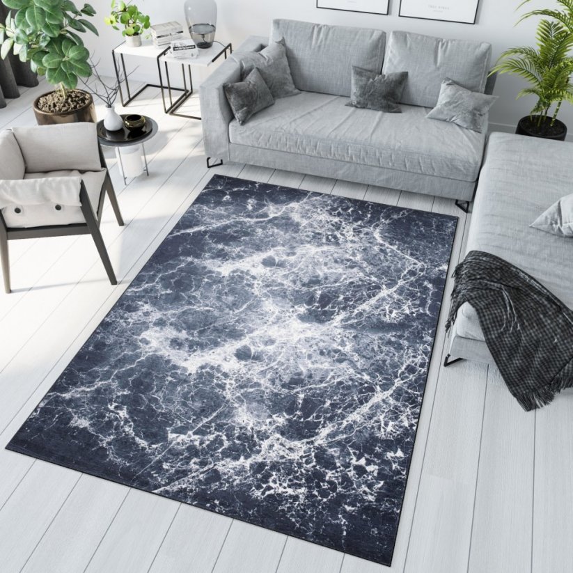 Tmavý trendový koberec s abstraktným vzorom