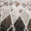 Hnědý vzorovaný koberec a abstraktním motivem - Rozměr koberce: Šířka: 60 cm | Délka: 100 cm