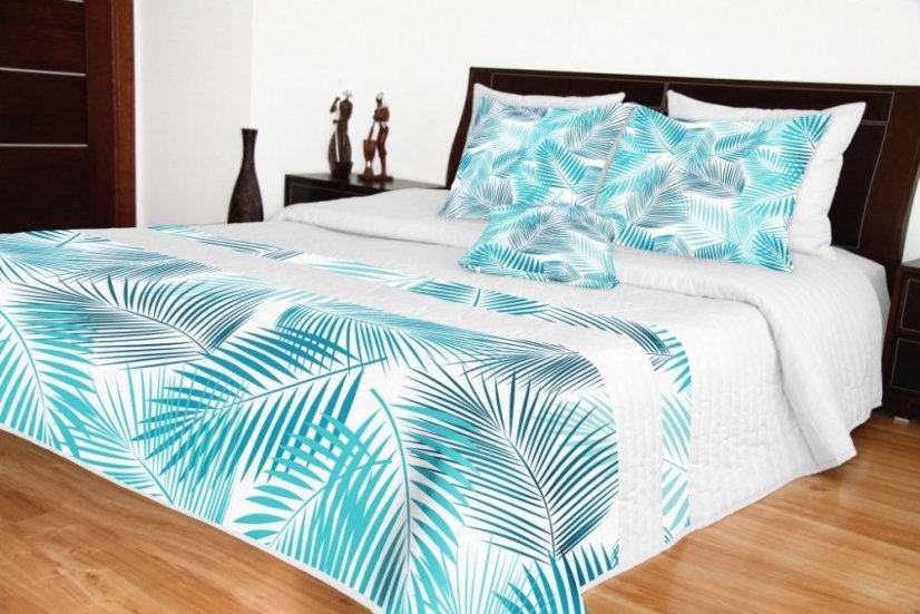 Biely prehoz na posteľ so svetlo modrým vzorom