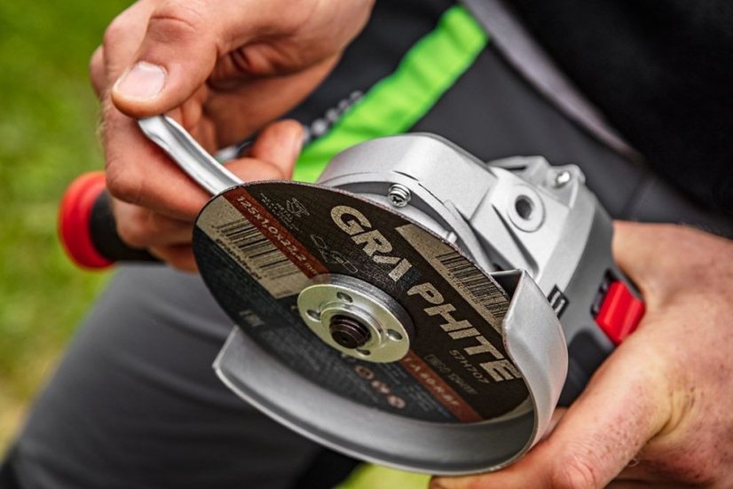 1600W teljesítményű sarokcsiszoló, 59G088 GRAPHITE