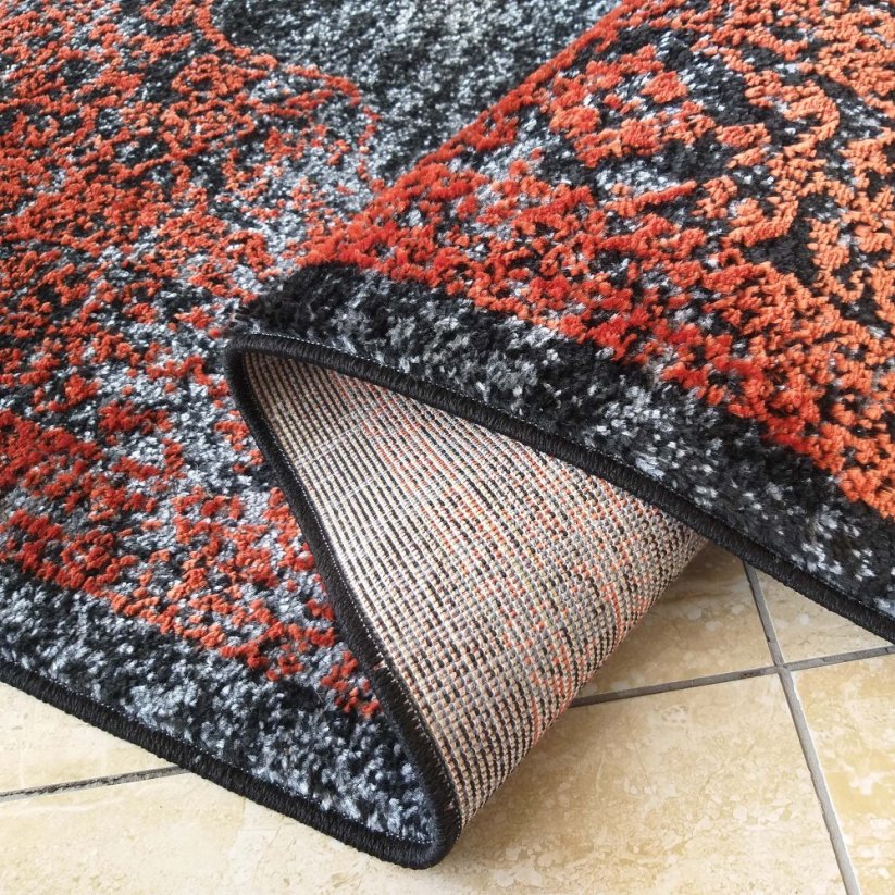 Orangefarbener Teppich mit Muster