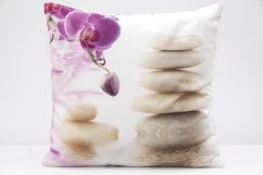 Povlaky bílé barvy s béžovými kameny a fialovou orchidejí