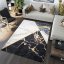 Covor distinctiv de culoare închisă cu finisaj antiderapant