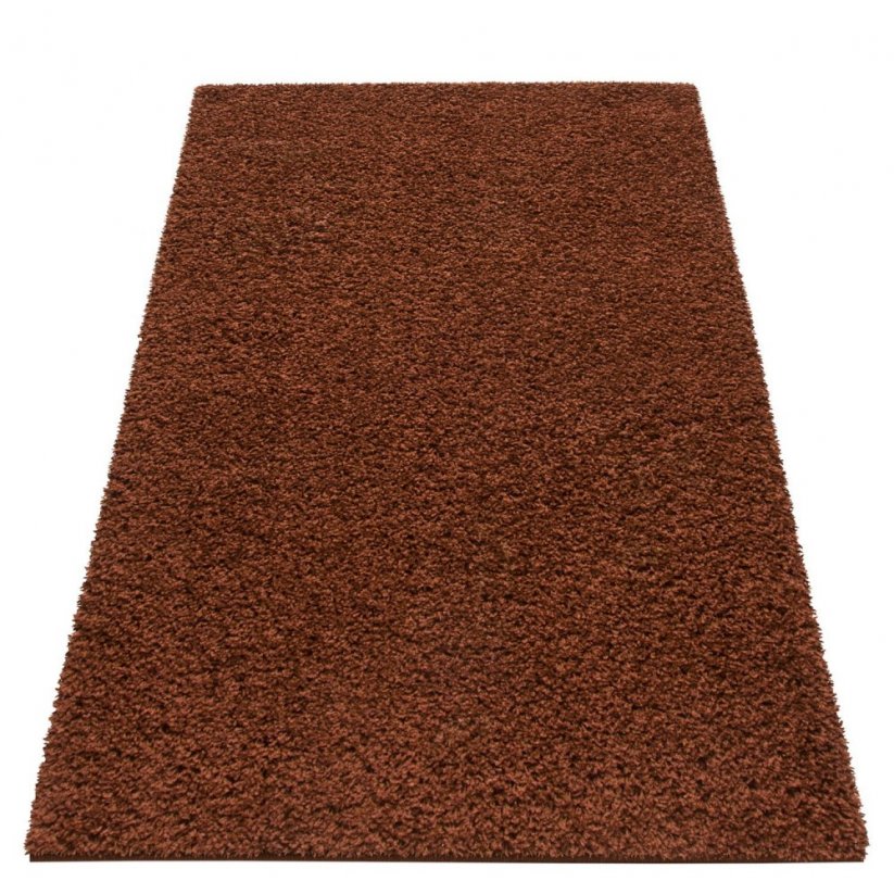 Štýlový tmavo hnedý koberec s vyšším vlasom