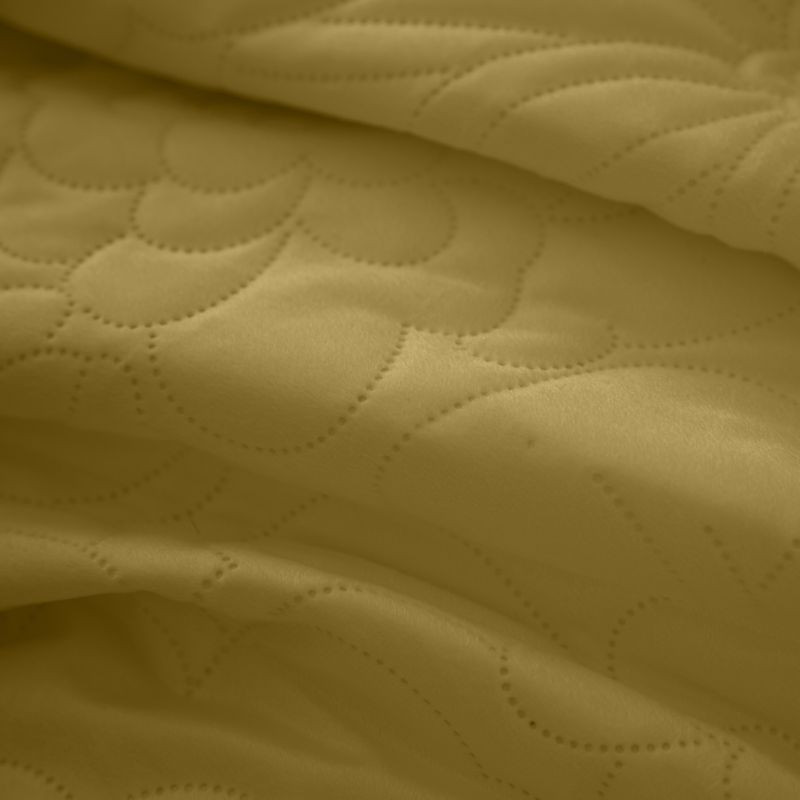 Jednofarebný dekoračný prehoz na posteľ žltej farby