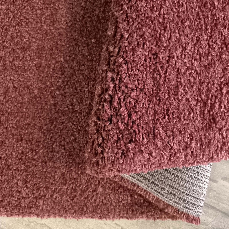 Moderný shaggy koberec v červenej farbe