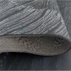 Schlichter schwarzer Teppich mit interessantem Detail