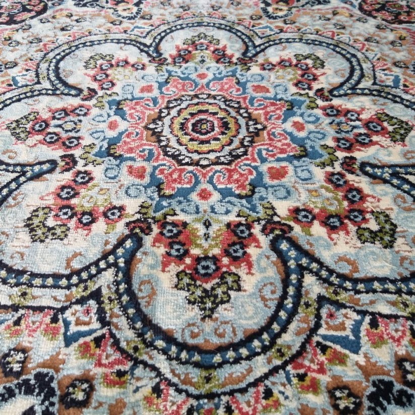 Luksuzni tepih s prekrasnim višebojnim orijentalnim uzorkom