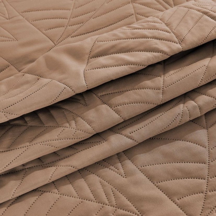 Világosbarna ágytakaró levél motívummal