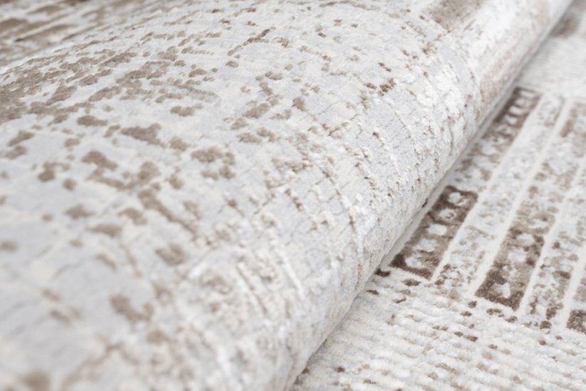 Дизайнерски винтидж килим с геометрични шарки в кафяви нюанси