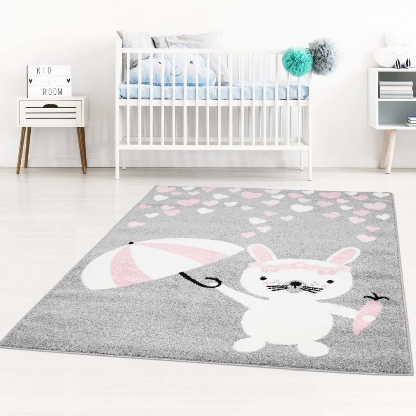 Sivý koberec do detskej izby s motívom bieleho zajačika