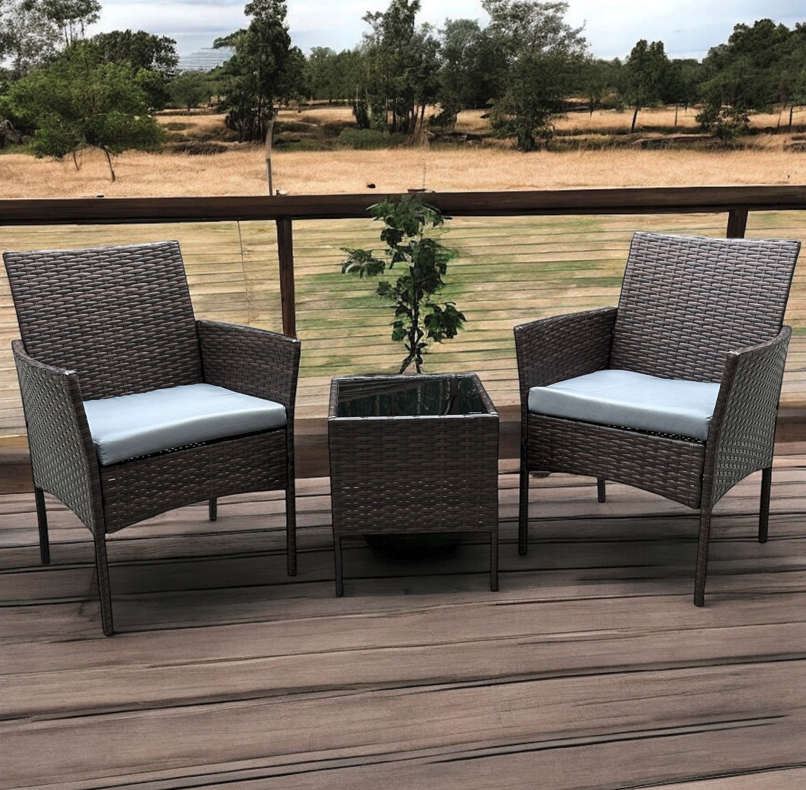 Rattan garnitúra asztallal és 2 fotelekkel - barna + világosszürke párnákkal