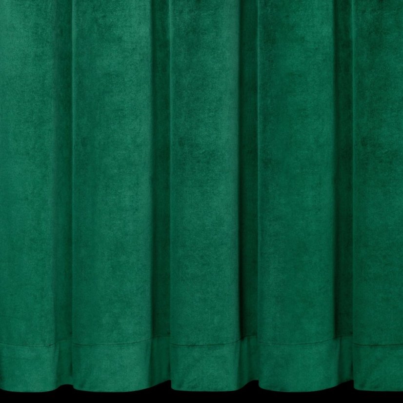 Zelený zamatový záves s ozdobným prešívaním a gombíkmi v hornej časti
