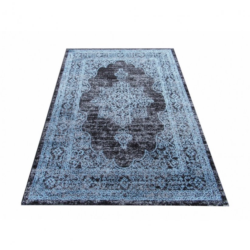 Vzorovaný koberec modrej farby 