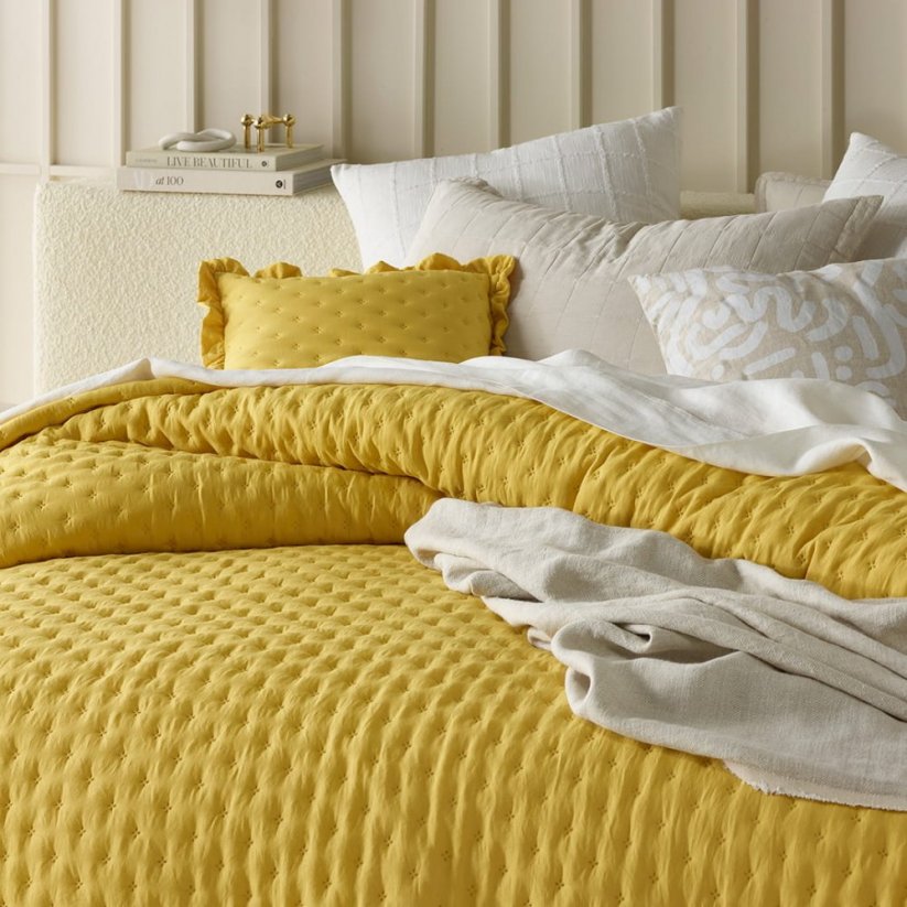 Moderno rumeno posteljno pregrinjalo Molly z volanom 170 x 210 cm