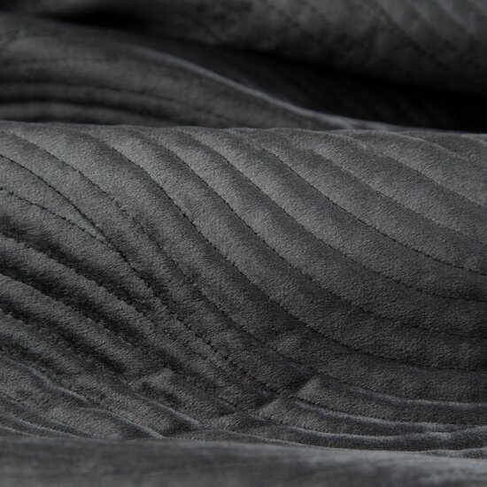 Kvalitetan prošiveni prekrivač u crnoj boji