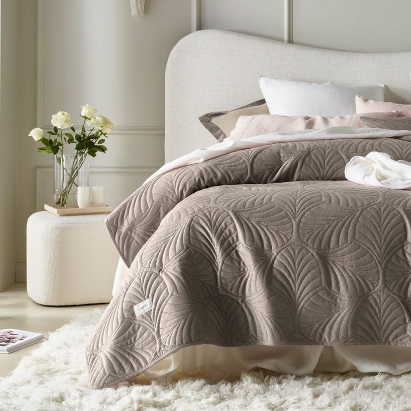 Hnedý velúrový prehoz na posteľ Feel 240 x 260 cm