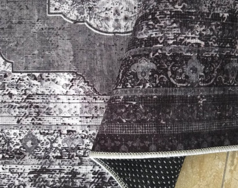 Siva preproga z vzorcem v orientalskem slogu