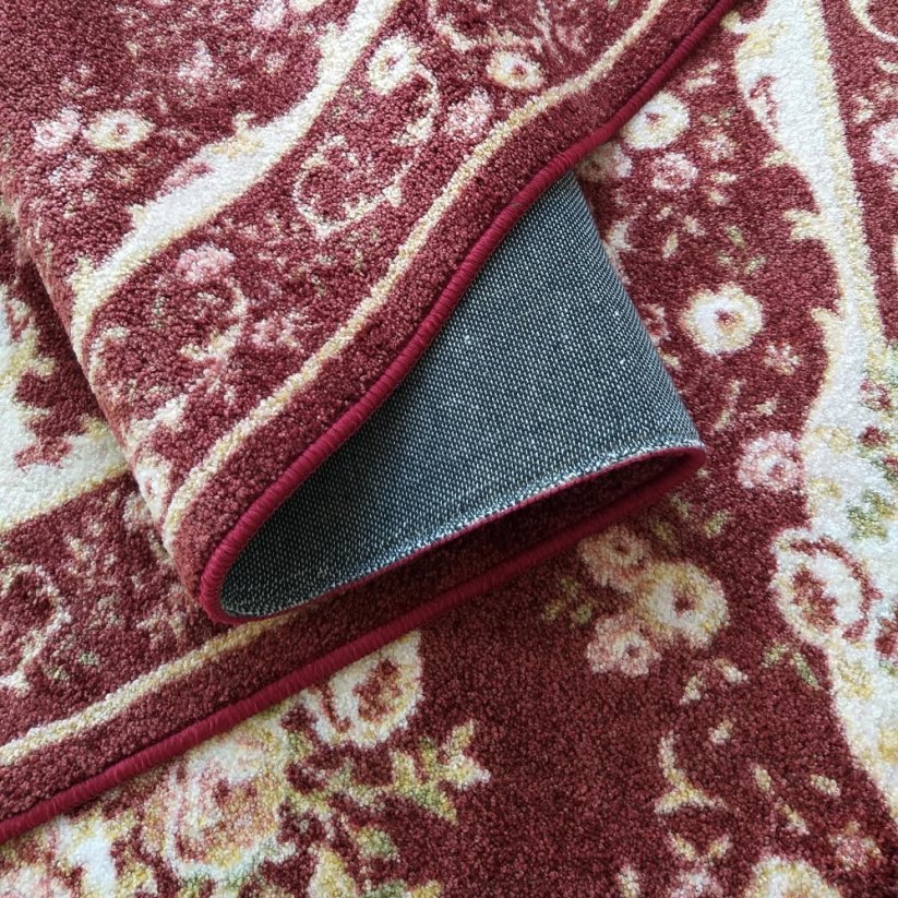 Červený kvetinový koberec vo vintage štýle