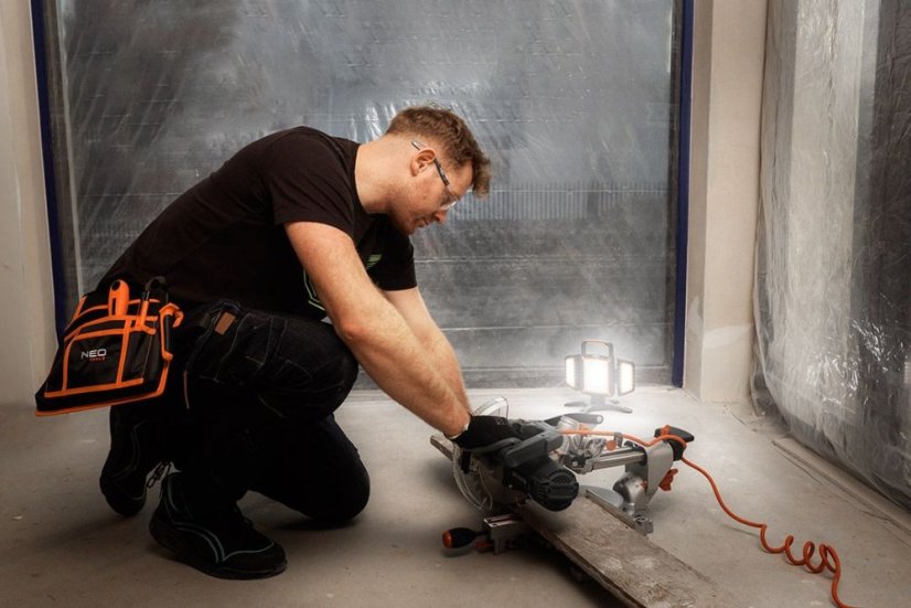 Kabellose Arbeitsleuchte 2000 LM 99-125 NEO TOOLS
