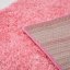 Krásný koberec v zářivé růžové barvě