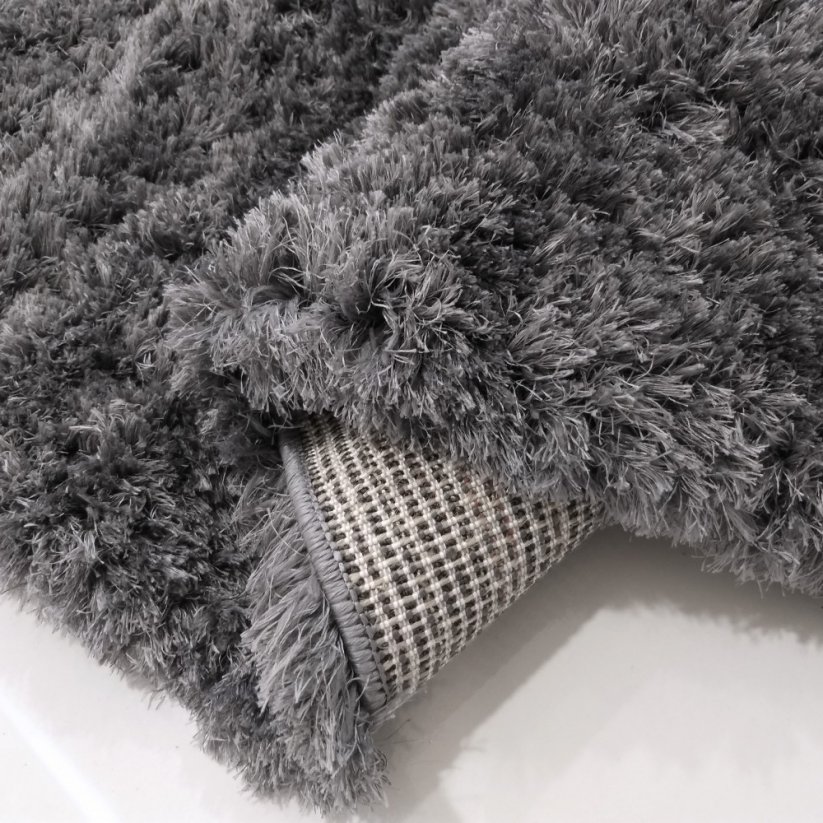 Prekrasan čupavi tepih u modernoj tamno sivoj boji