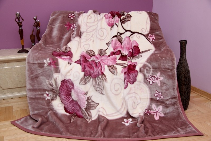Teplá krémová deka na posteľ so vzorom kvetov