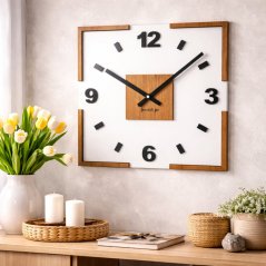 Fehér óra tölgyfa dekorral 30 x 30 cm